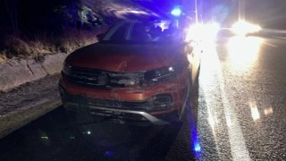 Bilecikte kontrolden çıkan otomobil refüje çarptı, 1 kişi yaralandı