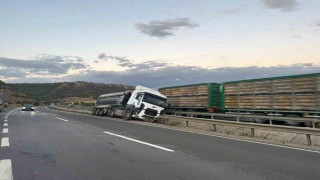 Bilecikte kontrolden çıkan tır orta refüje çarparken, sürücüsü yaralandı