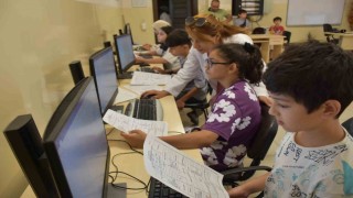Bilgisayar kurslarıyla hem çocuklara hem yetişkinlere destek