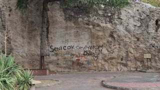 Bilinçsiz gençler üstüne aşklarını yazmıştı, 600 yıllık kaya kitabeye koruma örtüsü