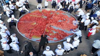 Bin 930 kiloluk dev sucuklu yumurta yaparak dünya rekoru kırdılar