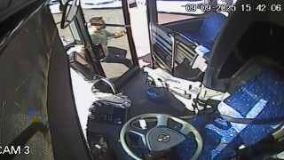 Bingölde el freni çekilmeyen otobüs geri kayarak park halindeki diğer otobüse çarptı