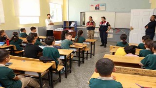Bingölde jandarma öğrencilerin ilk gün heyecanına ortak oldu
