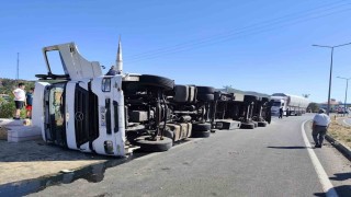 Bingölde saman yüklü kamyon devrildi, yol trafiğe kapandı
