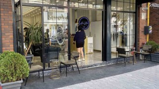 Bir kadın 4 dükkanın önündeki dekorasyon malzemelerini çaldı