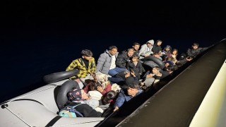 Bir lastik bota sığmışlar; 18i çocuk 36 göçmen yakalandı