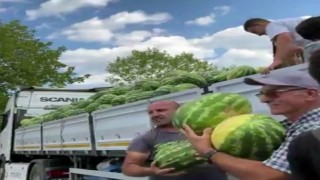 Bir tır dolusu karpuzu ücretsiz dağıttı