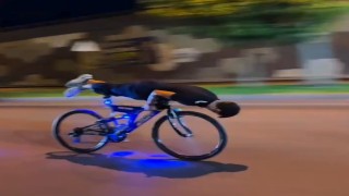 Bisiklet süren gençler canlarını hiçe saydı