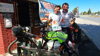 Bisiklet tutkunu çift beylerin şehrinde mola verdi