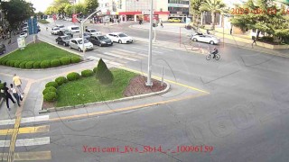 Bisikletliye yaya geçidinde otomobil çarptı: O anlar KGYSye yansıdı