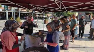 Bitmeyen depremlere karşı halk lokma döktürdü