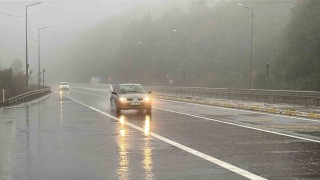 Bolu Dağında sis ve sağanak görüş mesafesini düşürdü