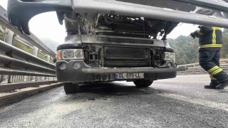 Boluda mobilya yüklü kamyon alev aldı: Erken müdahale faciayı önledi