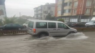 Boluda sağanak hayatı felç etti: Sokaklar göle döndü