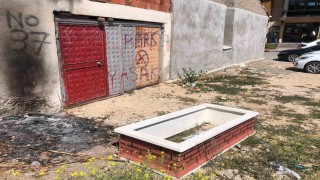 Boş araziye bırakılmış isimli taşı bulunan mezar