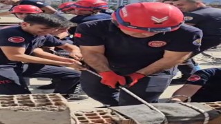 Boya Yaparken Düşen İşçi İtfaiye Tarafından Kurtarıldı