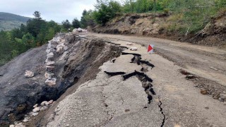Bozkurtta heyelan: Köy yolu ulaşıma kapandı