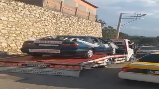 Bozulan gelin arabası yoluna çekicinin üzerinde devam etti