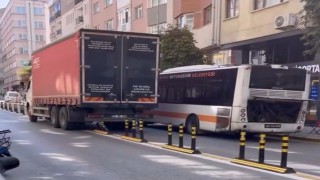 Bozulan otobüs yolu kapadı, kamyon dubaları çiğneyerek yoluna devam etti