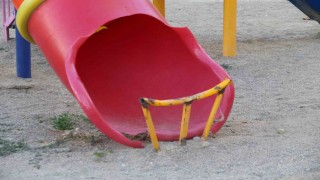 Bu demir korkuluğun kaydırağın bitiminde ne işi var?