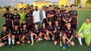 Bulanık Kaymakamı Ömer Övünç Koşansu çocukları sevindirdi