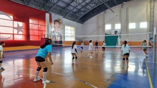 Bulanıkta voleybol antrenmanlarına yoğun ilgi