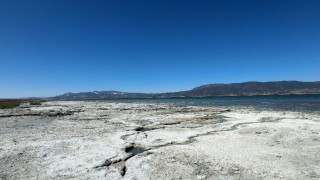 Burdur Gölünde balık tutmayı hayal ederken kuruyan gölde otlayan keçileri izliyor