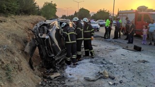 Burdurda otomobil, otobüs durağına çarptı: 2 yaralı