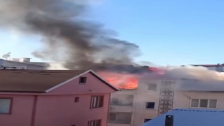 Bursada 3 katlı binanın çatısı alev alev yandı