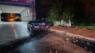 Bursada alkollü sürücü, elektrik direğine çarpıp olay yerinden kaçtı