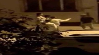 Bursada gençler sokak ortasında kavgaya tutuştu: Tekme tokat darp kameraya yansıdı