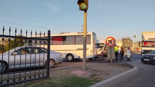 Bursada işci servisi ile yolcu minibüsü çarpıştı: 4 yaralı