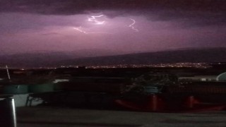 Bursada şimşekler geceyi aydınlattı