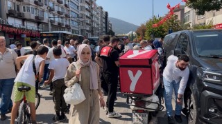 Bursada yolun karşısına geçen 2 kadına motosiklet çarptı