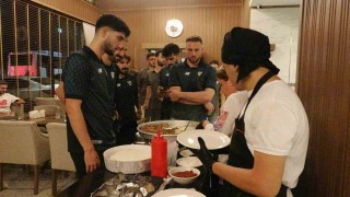 Bursasporlu oyuncular galibiyeti tantuni yiyerek kutladı