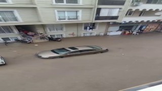 Bursayı sağanak vurdu, cadde ve sokaklar sular altında kaldı