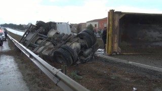 Büyükçekmecede hafriyat kamyonu devrildi, E-5 trafiğe kapandı