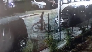 Çaldığı bisikletle kablo çalan zanlı kamerada