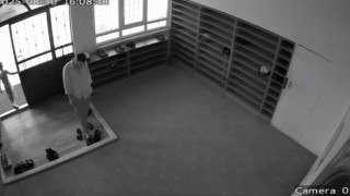 Camide terlik hırsızlığı güvenlik kamerasına yansıdı