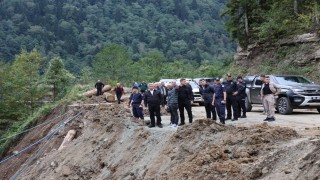 Camili yolu yeniden ulaşıma açıldı: Vali Ergün sahada inceleme yaptı