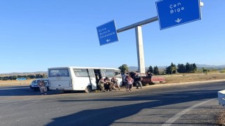 Çanakkalede işçi minibüs ile hafif ticari araç çarpıştı, kaza ucuz atlatıldı