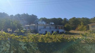 Çatısı alevlere teslim olan evi küle dönmekten ekipler kurtardı