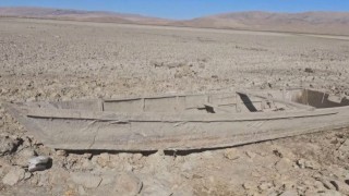 Çavuşçu Gölü kurudu, çatlamış toprağa dönüştü