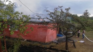 Çaycumada bağ evi olarak kullanılan baraka alevlere teslim oldu