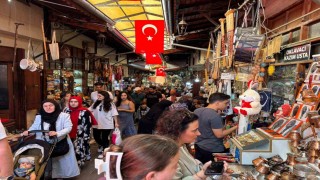 Çekiç seslerinin hiç susmadığı Gaziantepteki Bakırcılar Çarşısı turistlerin gözdesi