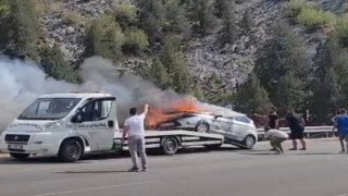 Çekici üzerindeki otomobil alev alev yandı