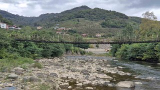 Çelik halatlara bağlı ahşap köprü köylülerin korkulu rüyası