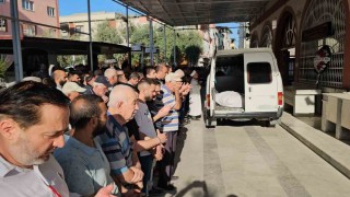 Cenazesi asansörlü araçla evden indirildi