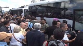 CHP İstanbul İl Başkanlığı önündeki kalabalık, polis otobüsüne saldırdı