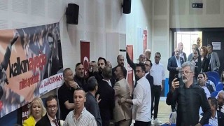 CHP kongresinde kavga: Tekme ve tokatlar havada uçuştu